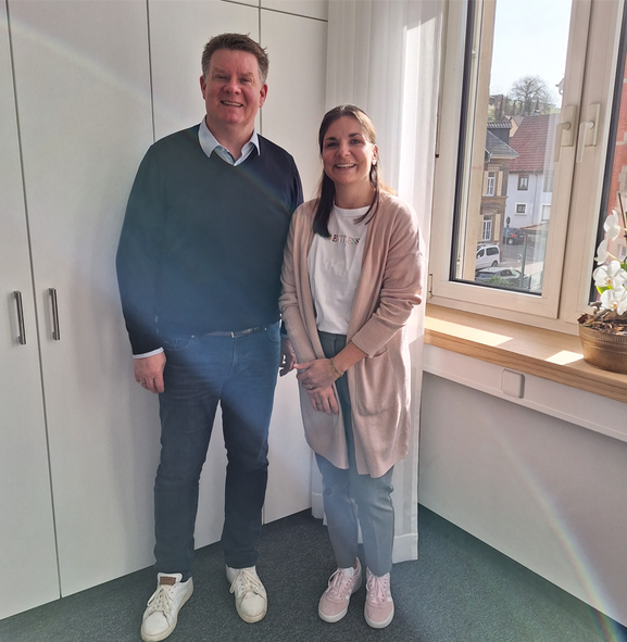 Bürgermeister Thomas Zeilmeier begrüßt Nadine Schaier