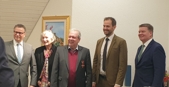 v.l.n.r.: Minister Peter Hauk (MdL), Angela Schlechte (Lebengefährtin von Herrn Klutz), Heinz-Jürgen Klutz, Landrat Bastian Rosenau und Bürgermeister Thomas Zeilmeierinister , 