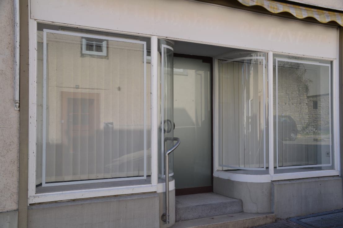 Außenansicht eines Schaufensters in Ispringen